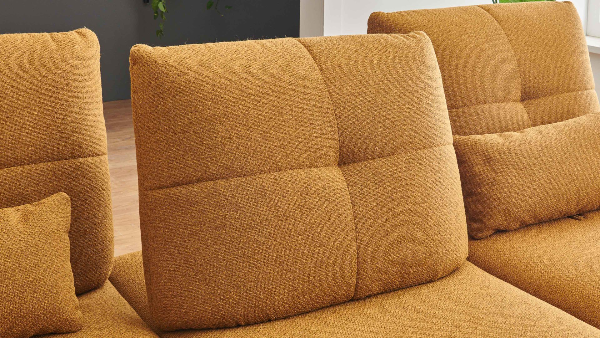 Ecksofa KAWOO aus Stoff in Gelb KAWOO Polsterprogramm Dover XC - Ecksofa senffarbener Bezug Portofino & goldfarbene Maschenware Riviera - Stellfläche ca. 301 x 191 cm