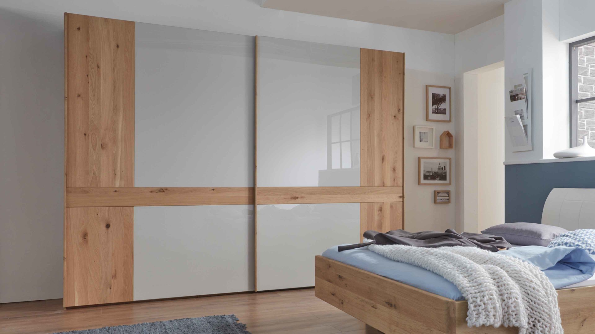 Kleiderschrank Wiemann | oeseder aus Holz in Weiß WIEMANN Modena Plus - Schwebetürenschrank Champagner & Eiche bianco - zwei Türen, Breite ca. 300 cm