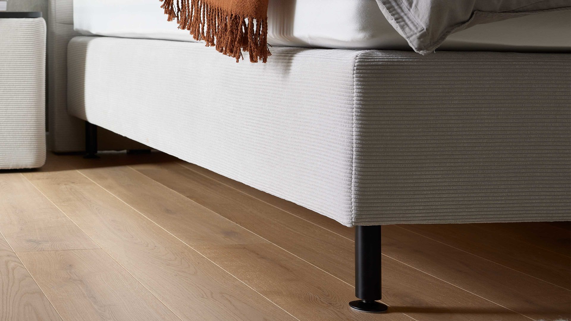 Boxspringbett Interliving aus Stoff in Hellgrau Interliving Boxspringbett Serie 1418 - Boxspringbett mit feinem Cordbezug silberfarbener Feincord – Liegefläche ca. 180 x 200 cm