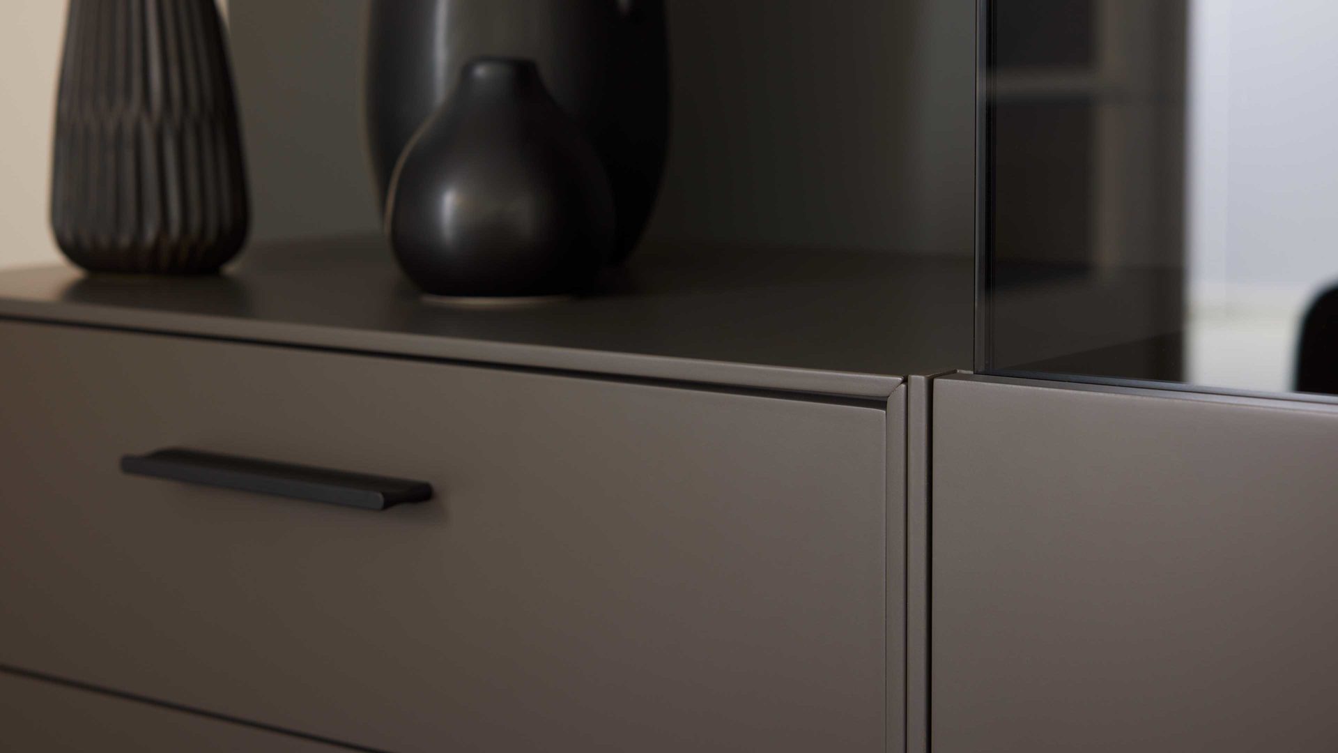 Wohnwand Interliving aus Holz in Dunkelgrau Interliving Wohnzimmer Serie 2030 - Wohnwand 80 Wolfram Grey & Spaltholz - fünfteilig, Länge ca. 309 cm