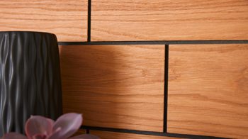 Vitrine Interliving aus Holz in Dunkelgrau Interliving Wohnzimmer Serie 2030 - Vitrine 01 Wolfram Grey & Spaltholz - eine Tür, Breite ca. 45 cm