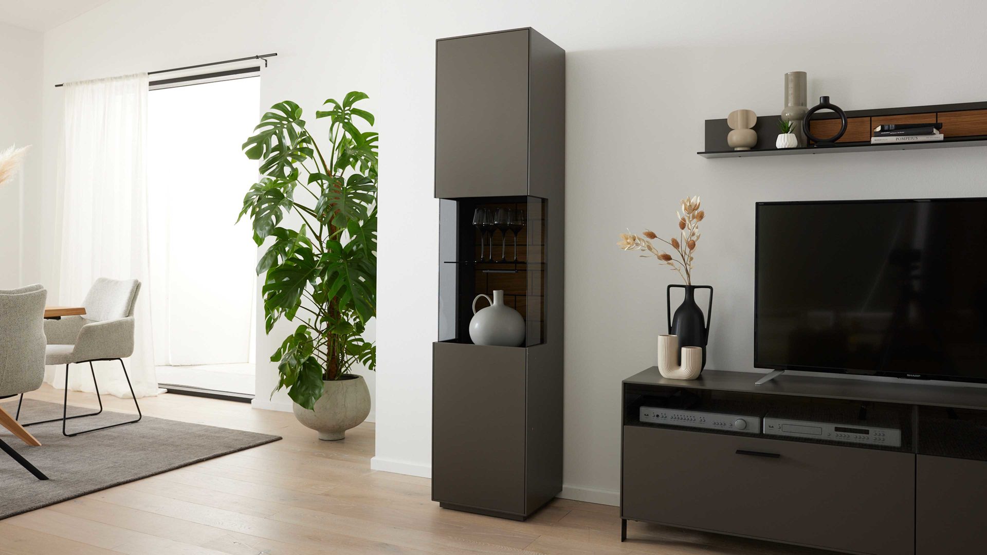 Vitrine Interliving aus Holz in Dunkelgrau Interliving Wohnzimmer Serie 2030 - Vitrine 01 Wolfram Grey & Spaltholz - eine Tür, Breite ca. 45 cm