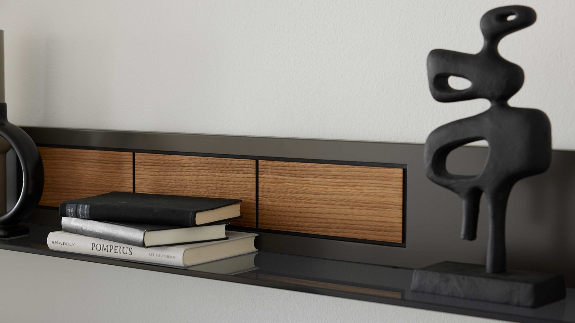 Wandregal Interliving aus Holz in Dunkelgrau Interliving Wohnzimmer Serie 2030 - Wandregal 40 Wolfram Grey & Spaltholz - Länge ca. 150 cm