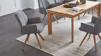 Polsterstuhl Interliving aus Stoff in Grau Interliving Esszimmer Serie 5102 – Armlehn-Polsterstuhl V232 kieselfarbener Webstoff Tirol 489 & Eiche