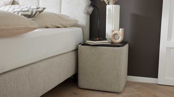 Nachttisch Interliving aus Stoff in Beige Interliving Boxspringbett Serie 1418 - Nachtkonsole mit Ladefeld naturfarbener Webstoff Famosa