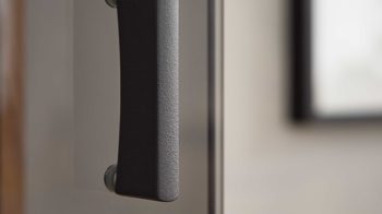 Vitrine Interliving aus Holz in Holzfarben Interliving Wohnzimmer Serie 2027 - Vitrine Asteiche - eine Tür, Höhe ca. 209 cm