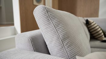 Ecksofa Interliving aus Stoff in Hellgrau Interliving Sofa Serie 4255 – Ecksofa silberfarbener Bezug Mara 9 & schwarze Metallfüße 4.26 - Stellfläche ca. 270 x 240 cm