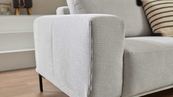 Ecksofa Interliving aus Stoff in Hellgrau Interliving Sofa Serie 4255 – Ecksofa silberfarbener Bezug Mara 9 & schwarze Metallfüße 4.26 - Stellfläche ca. 270 x 240 cm