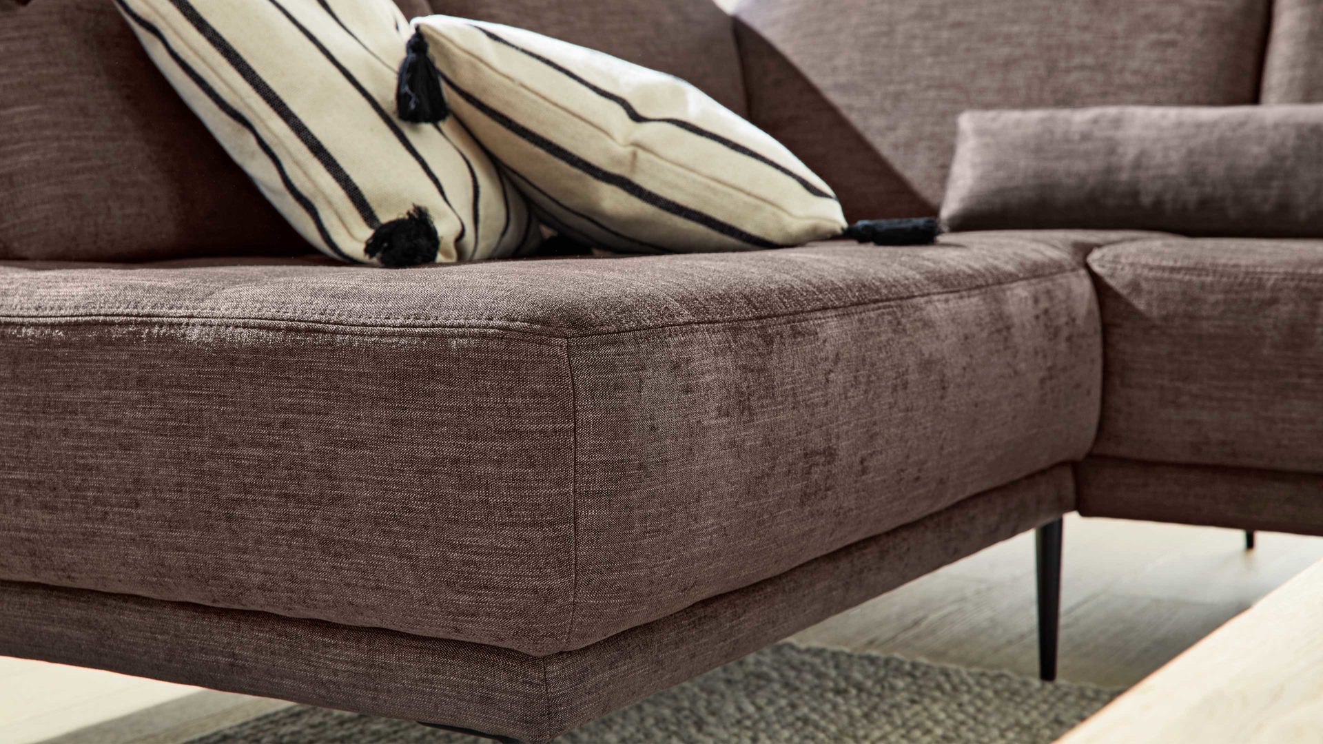 Ecksofa Interliving aus Stoff in Braun Interliving Sofa Serie 4250 – Ecksofa brauner Bezug Brisbane 9591 – Stellfläche ca. 215 x 285 cm