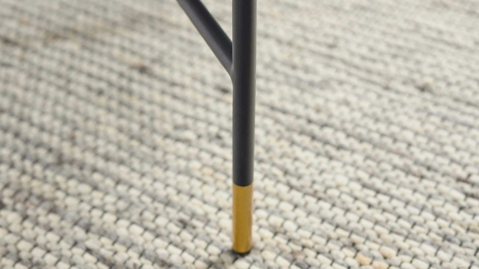 Couchtisch Interliving aus Keramik in Weiß Interliving Couchtisch Serie 6221 marmorfarbene Keramik Calcatta & schwarzer Stahl - Durchmesser ca. 94 cm