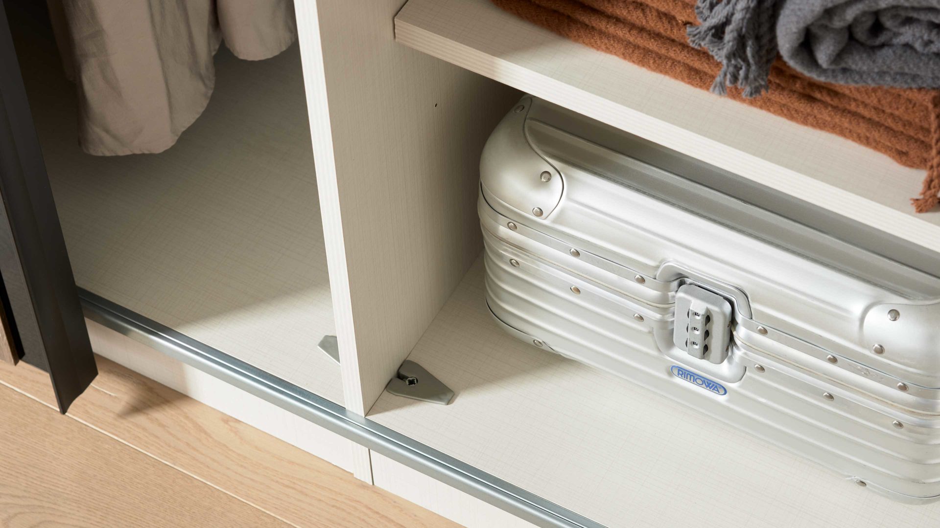 Kleiderschrank Interliving aus Holz in Schwarz Interliving Kleiderschrank Serie 1208 - Schwebetürenschrank Schwarzglas & Atlantic Eiche - zwei Türen, Breite ca. 298 cm