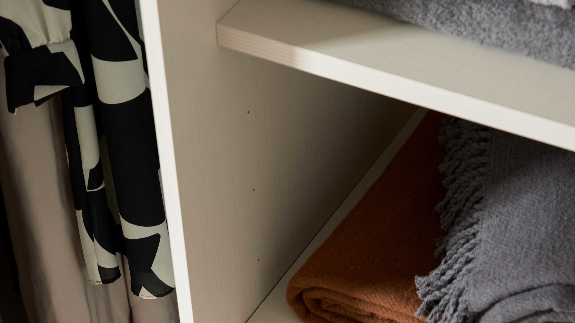 Kleiderschrank Interliving aus Holz in Schwarz Interliving Kleiderschrank Serie 1208 - Schwebetürenschrank Schwarzglas & Atlantic Eiche - zwei Türen, Breite ca. 298 cm