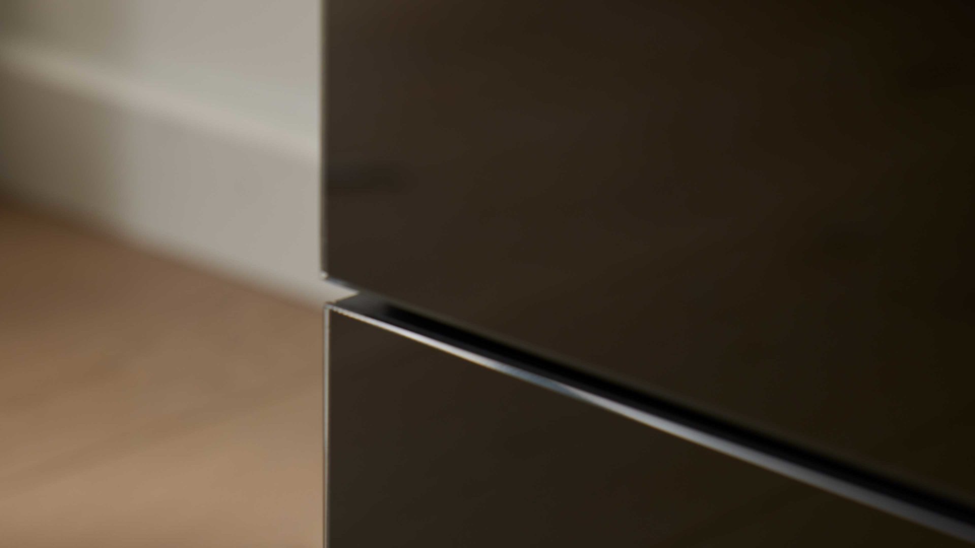 Schubladenkommode Interliving aus Holz in Schwarz Interliving Kleiderschrank Serie 1208 - Schubladenkommode Schwarzglas & Atlantic Eiche - vier Schubladen, Breite ca. 58 cm