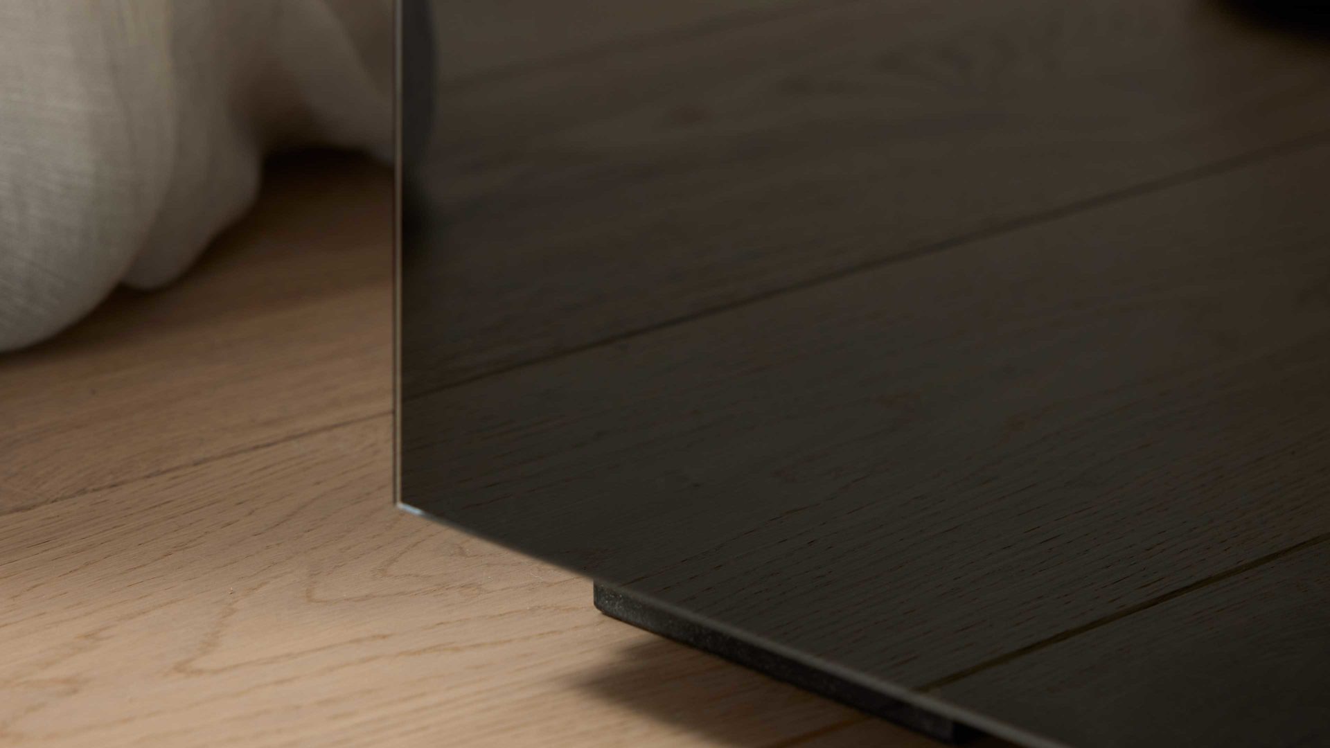 Nachtkommode Interliving aus Holz in Schwarz Interliving Kleiderschrank Serie 1208 - Nachtkommode 86719 Schwarzglas & Atlantic Eiche - drei Schubladen, Breite ca. 40 cm