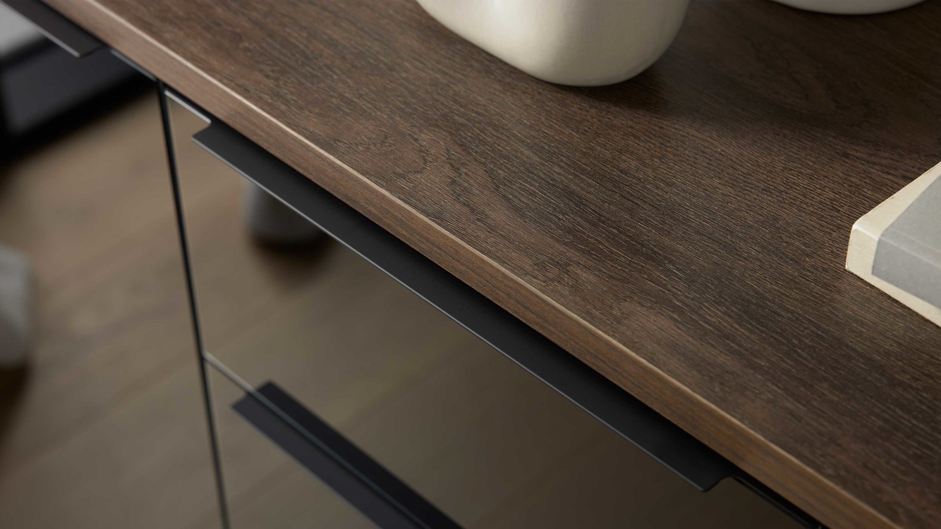 Kombikommode Interliving aus Holz in Schwarz Interliving Kleiderschrank Serie 1208 - Kombikommode 91608 Schwarzglas & Atlantic Eiche - zwei Türen, vier Schubladen, Breite ca. 120 cm