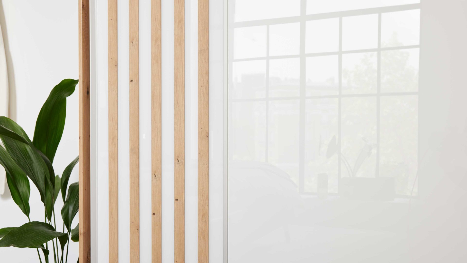 Kleiderschrank Interliving aus Holz in Weiß Interliving Kleiderschrank Serie 1208 - Schwebetürenschrank alpinweißes Glas & Artisan Eiche - zwei Türen, Breite ca. 298 cm