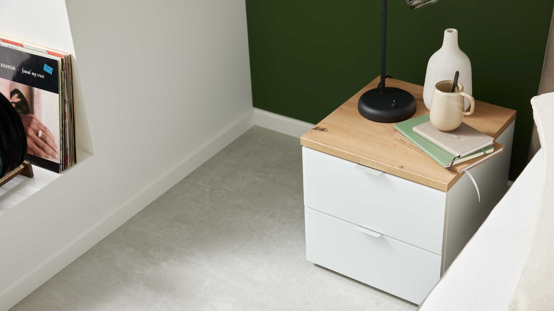 Nachtkommode Interliving aus Holz in Weiß Interliving Kleiderschrank Serie 1208 - Nachtkommode alpinweißes Glas & Artisan Eiche - zwei Schubladen, Breite ca. 40 cm