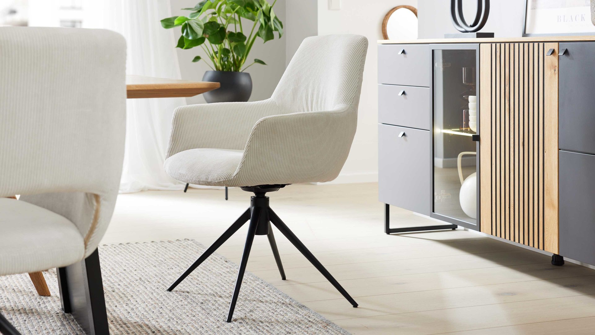 Vierfußstuhl Interliving aus Stoff in Weiß Interliving Esszimmer Serie 5605 – Armlehnstuhl mit Dreh- und Rückholfunktion cremeweißer Cord Rebel & schwarzes Eisen