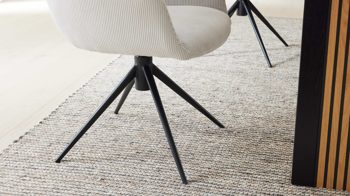 Vierfußstuhl Interliving aus Stoff in Weiß Interliving Esszimmer Serie 5605 – Armlehnstuhl 2282-04 mit Dreh- und Rückholfunktion cremeweißer Cord Rebel & schwarzes Eisen