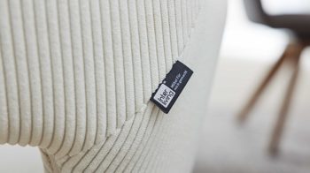 Vierfußstuhl Interliving aus Stoff in Weiß Interliving Esszimmer Serie 5605 – Armlehnstuhl 2272-47 cremeweißer Cord Rebel & Eiche