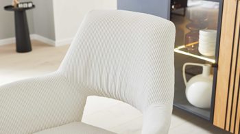 Vierfußstuhl Interliving aus Stoff in Weiß Interliving Esszimmer Serie 5605 – Armlehnstuhl mit Dreh- und Rückholfunktion cremeweißer Cord Rebel & schwarzes Eisen