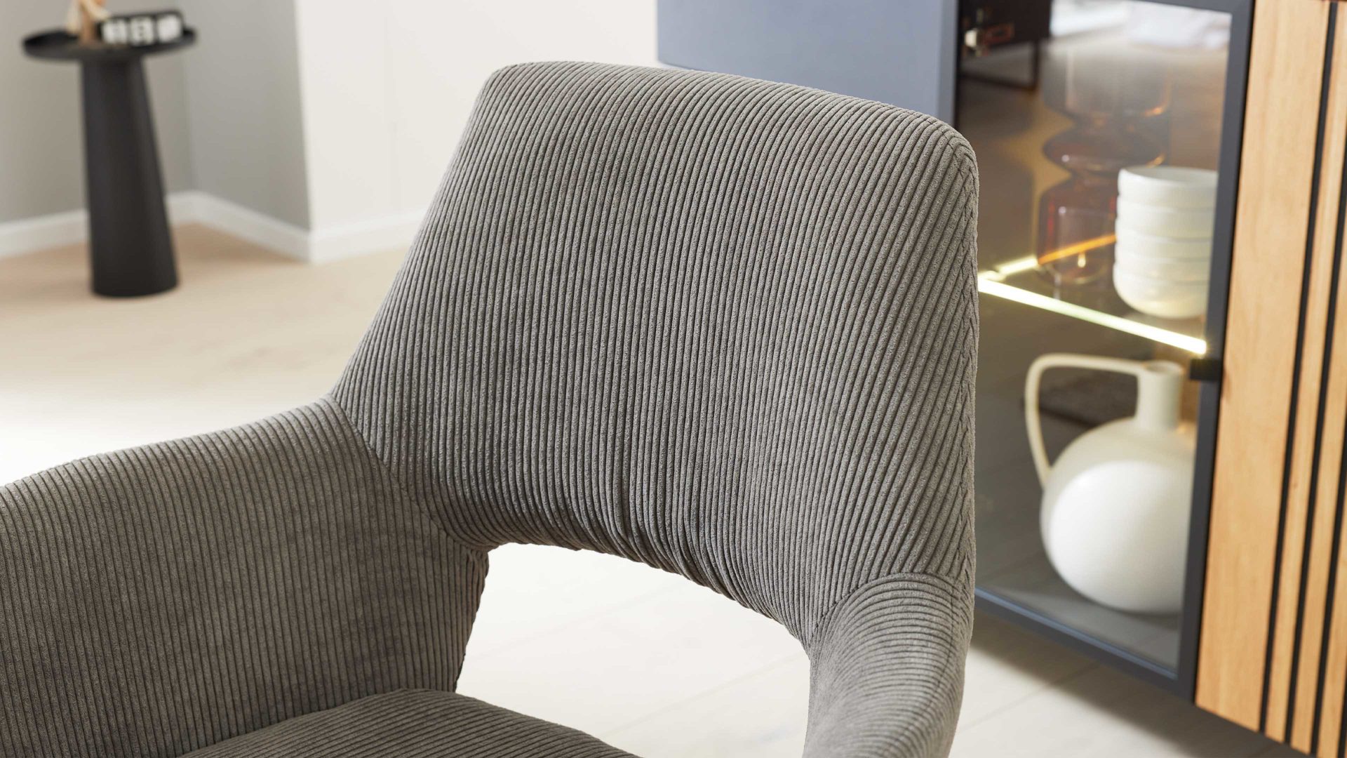 Vierfußstuhl Interliving aus Stoff in Hellgrau Interliving Esszimmer Serie 5605 – Armlehnstuhl 2282-04 mit Dreh- und Rückholfunktion muschelfarbener Cord Rebel & schwarzes Eisen