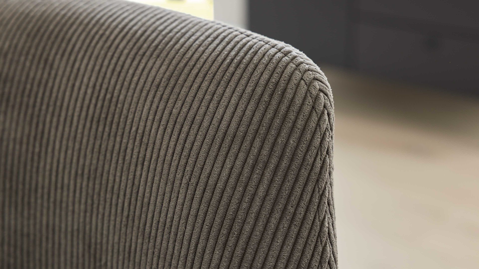 Vierfußstuhl Interliving aus Stoff in Hellgrau Interliving Esszimmer Serie 5605 – Armlehnstuhl mit Dreh- und Rückholfunktion muschelfarbener Cord Rebel & Eiche