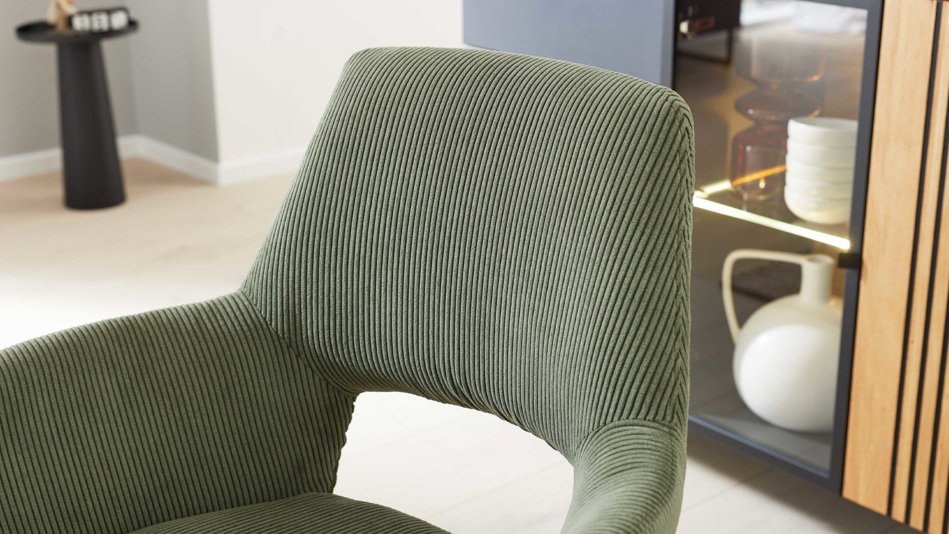 Vierfußstuhl Interliving aus Stoff in Dunkelgrün Interliving Esszimmer Serie 5605 – Armlehnstuhl 2282-04 mit Drehfunktion waldgrüner Cord Rebel & schwarzes Eisen