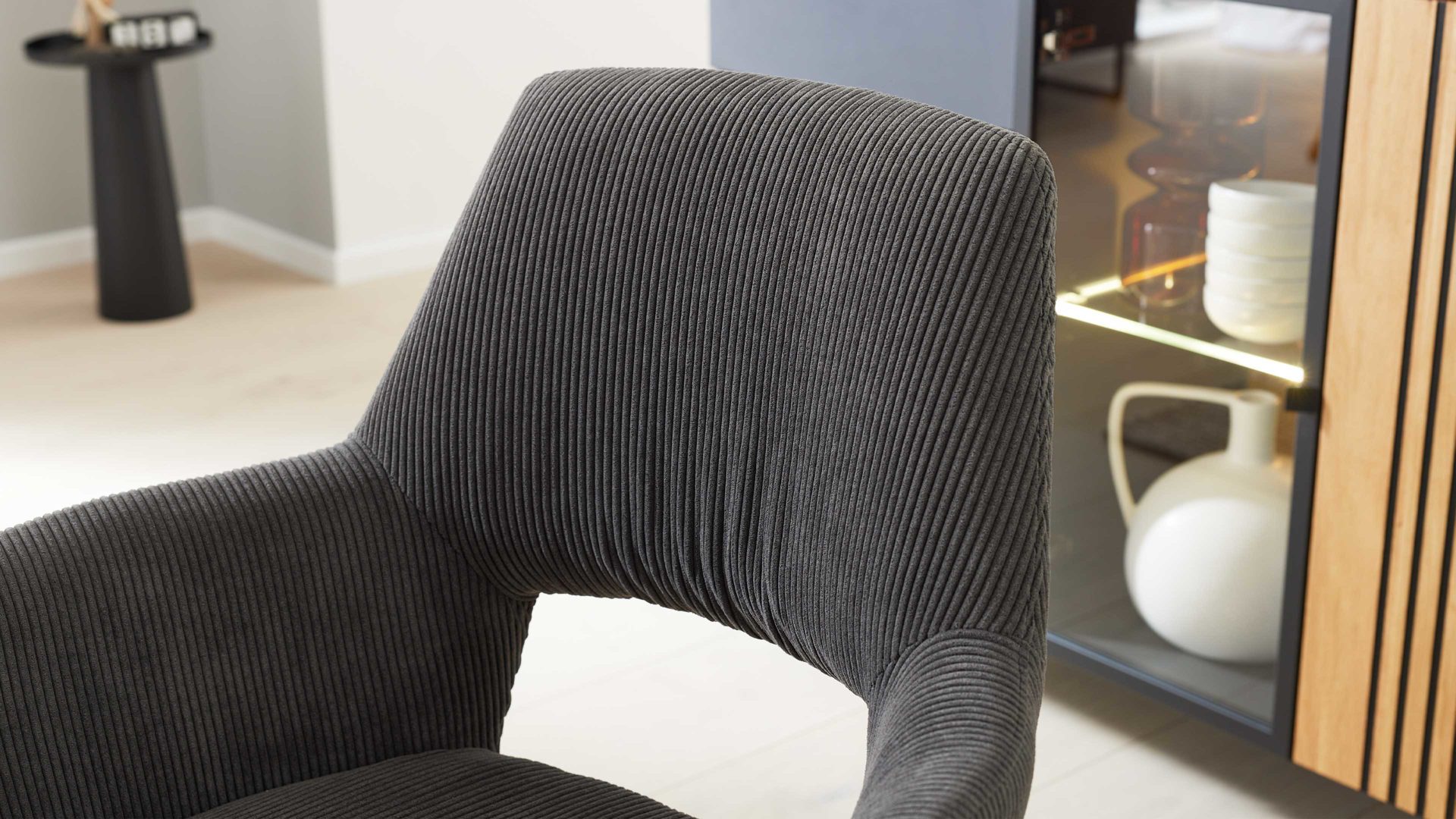 Vierfußstuhl Interliving aus Stoff in Anthrazit Interliving Esszimmer Serie 5605 – Armlehnstuhl mit Dreh- und Rückholfunktion anthrazitfarbener Cord Rebel & schwarzes Eisen