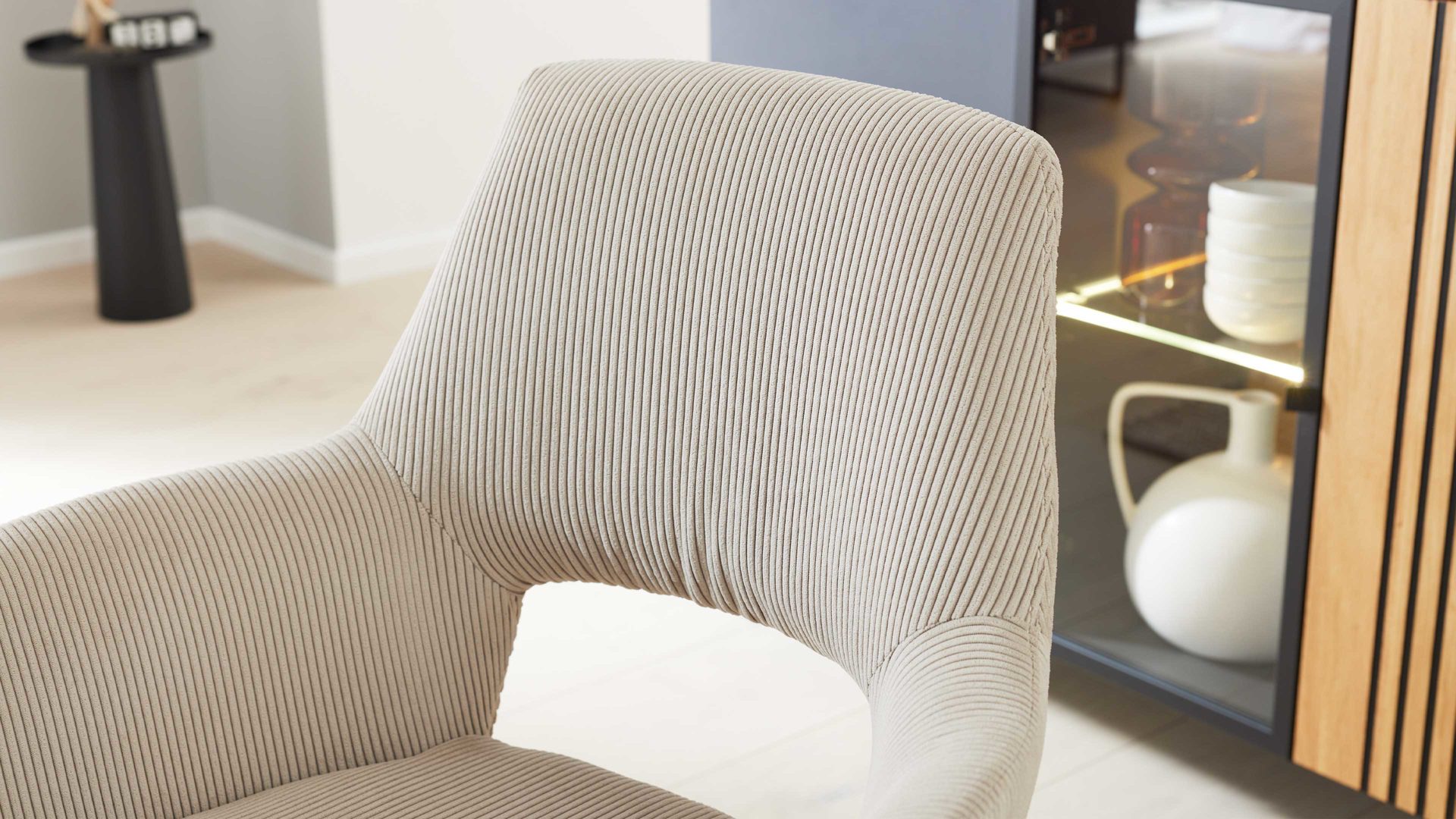 Vierfußstuhl Interliving aus Stoff in Beige Interliving Esszimmer Serie 5605 – Armlehnstuhl 2282-04 mit Dreh- und Rückholfunktion ecrufarbener Cord Rebel & schwarzes Eisen