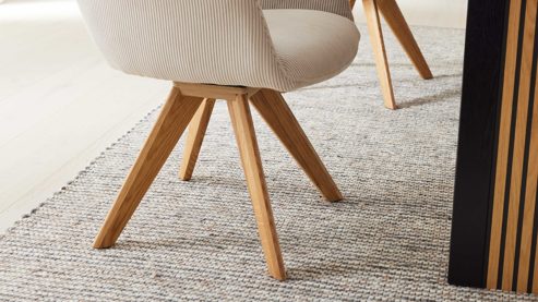 Vierfußstuhl Interliving aus Stoff in Beige Interliving Esszimmer Serie 5605 – Armlehnstuhl 2272-47 ecrufarbener Cord Rebel & Eiche