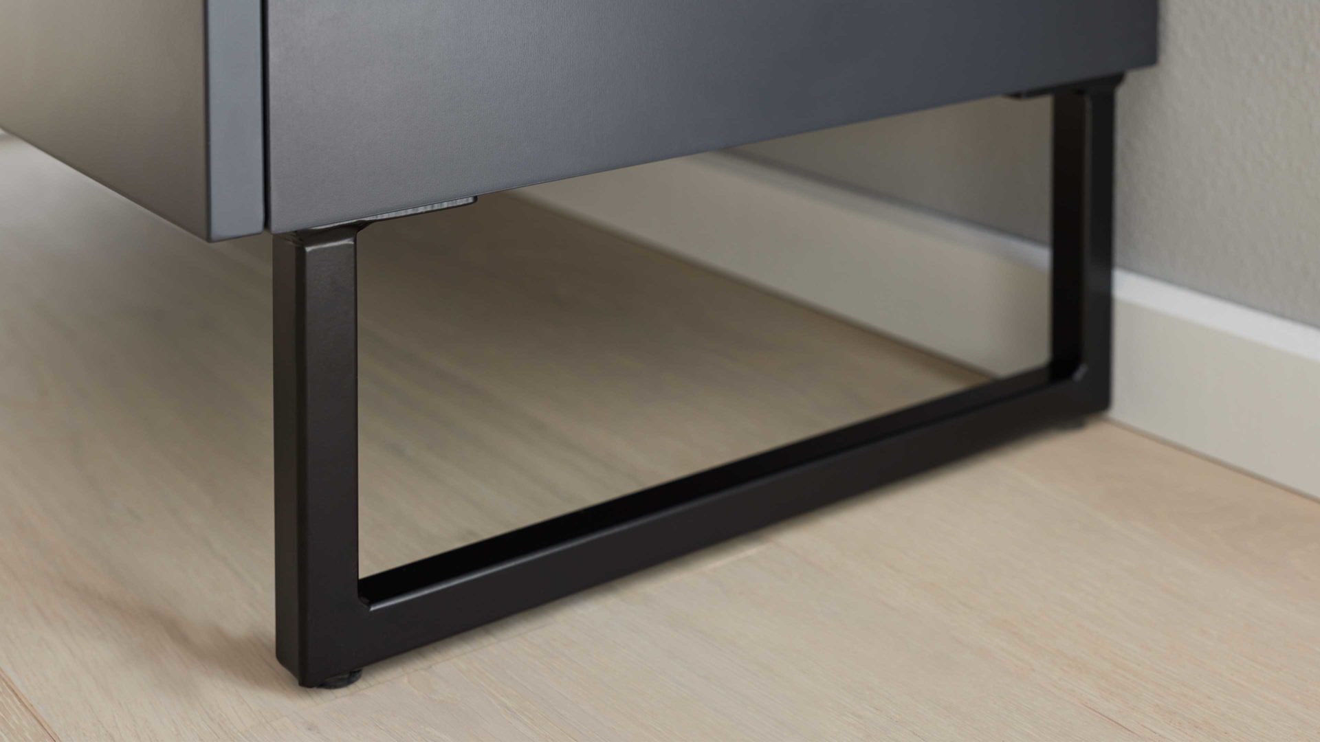 Sideboard Interliving aus Holz in Dunkelgrau Interliving Esszimmer Serie 5605 – Sideboard 5704 quarzgrauer Lack & Charakter-Eiche - drei Türen, drei Schubladen, Breite ca. 183 cm