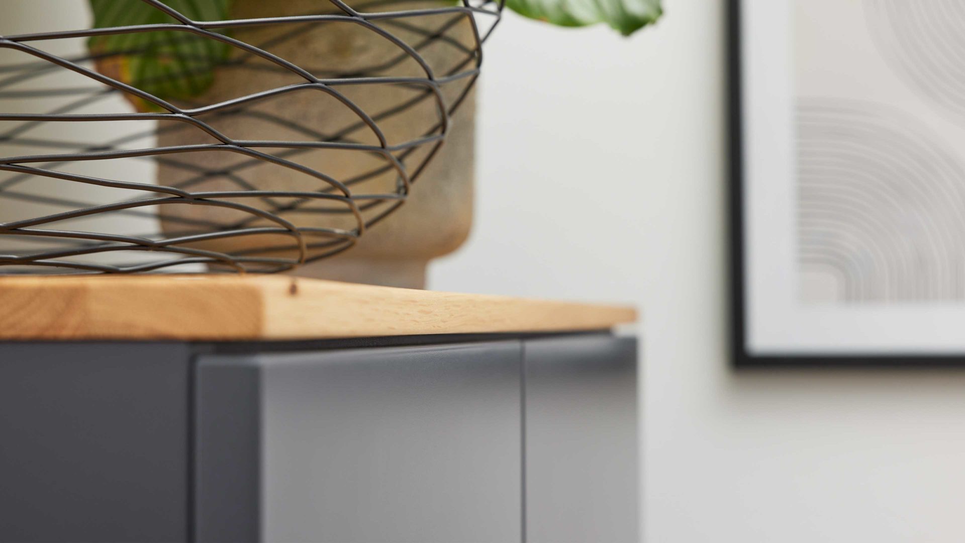 Vitrine Interliving aus Holz in Dunkelgrau Interliving Esszimmer Serie 5605 – Vitrine 5784 quarzgrauer Lack & Charakter-Eiche - fünf Türen, zwei Schubladen, Höhe ca. 194 cm