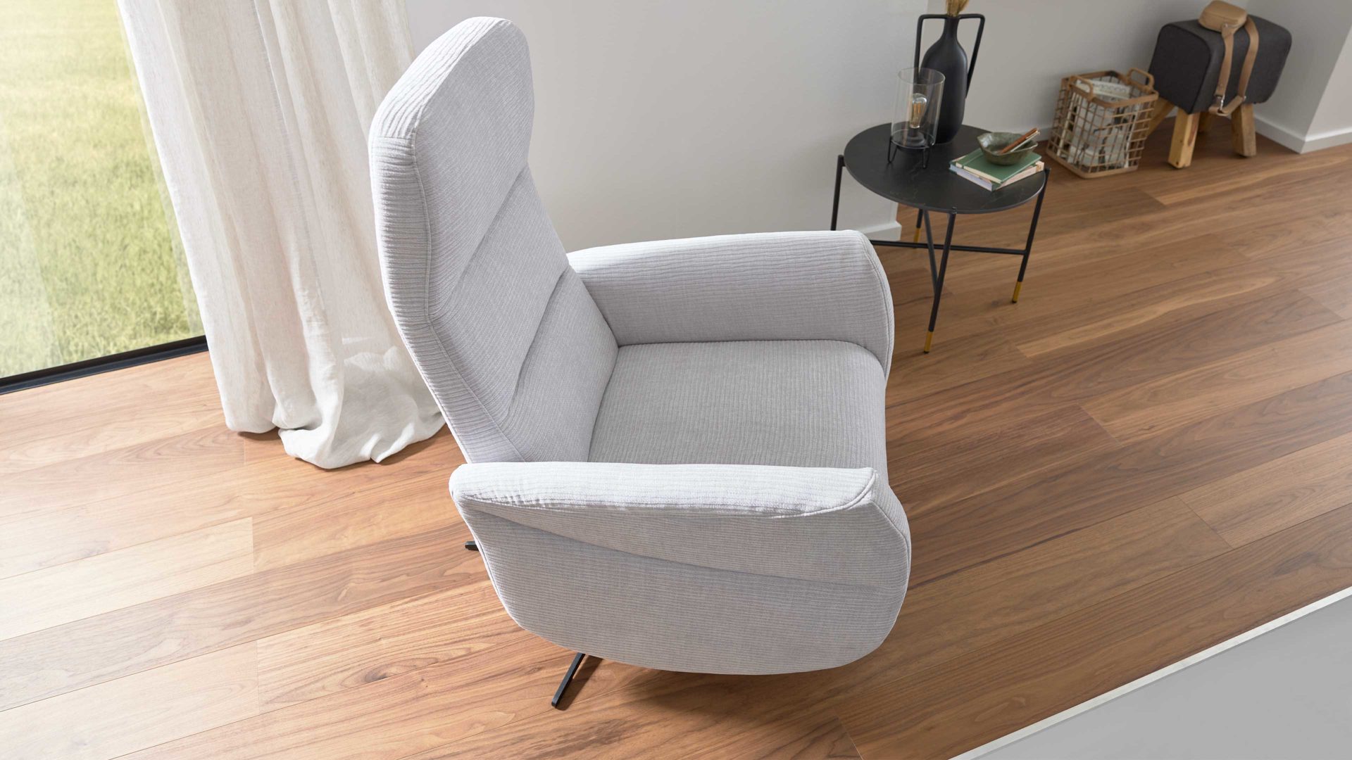 Relaxsessel Interliving aus Stoff in Hellgrau Interliving Sessel Serie 4530 silberfarbener Bezug Mara 9 & silberfarbener Sternfuß