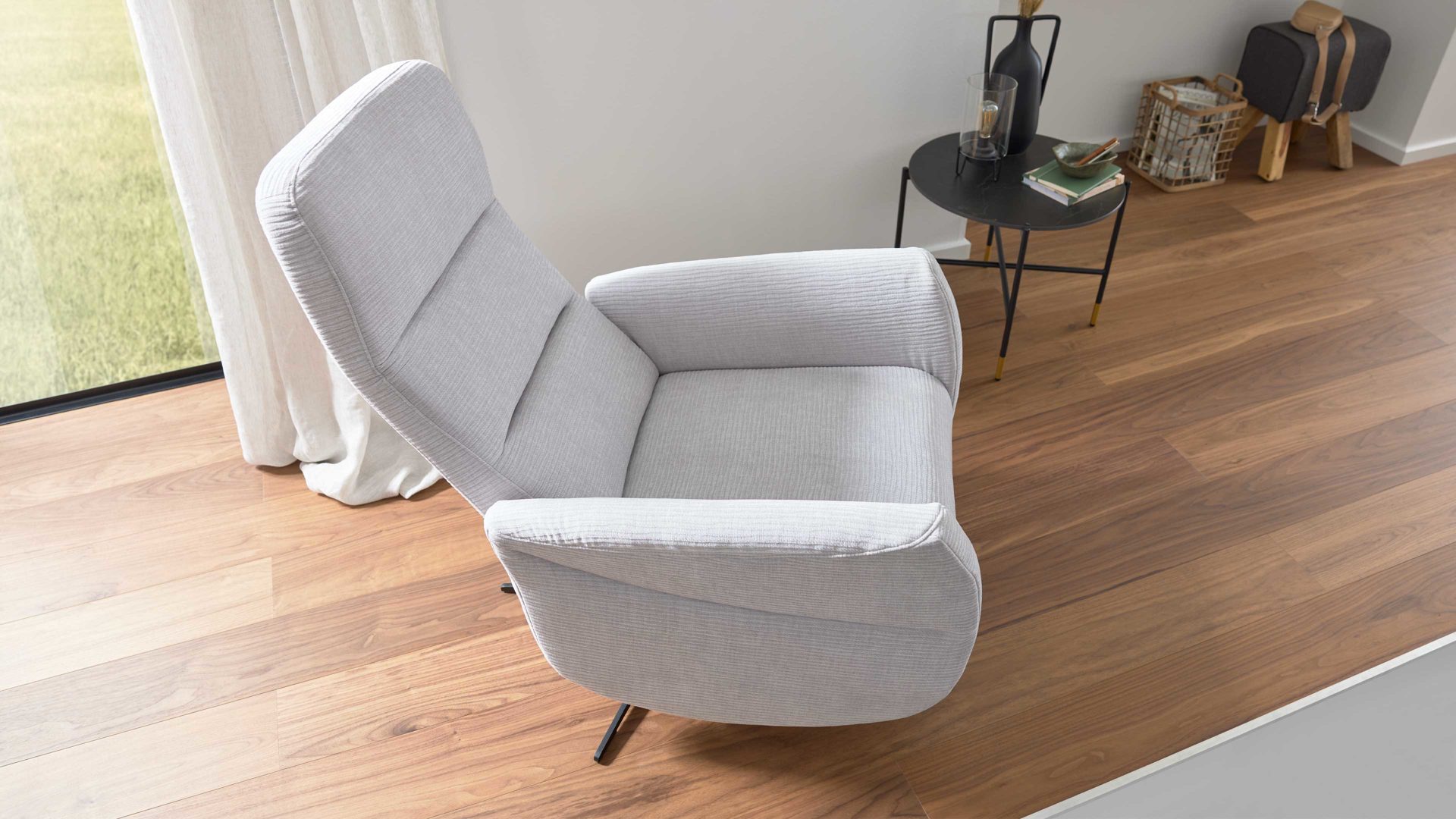 Relaxsessel Interliving aus Stoff in Hellgrau Interliving Sessel Serie 4530 silberfarbener Bezug Mara 9 & silberfarbener Sternfuß