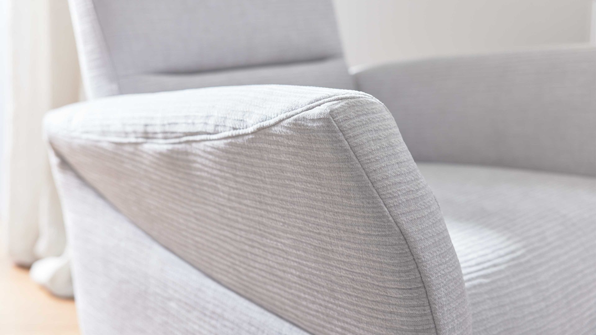 Relaxsessel Interliving aus Stoff in Hellgrau Interliving Sessel Serie 4530 silberfarbener Bezug Mara 9 & silberfarbener Sternfuß