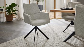 Polsterstuhl Interliving aus Stoff in Weiß Interliving Esszimmer Serie 5118 – Armlehnstuhl mit Drehfunktion champagnerfarbener Bouclé Elegant wish E07 & mattschwarzes Eisen