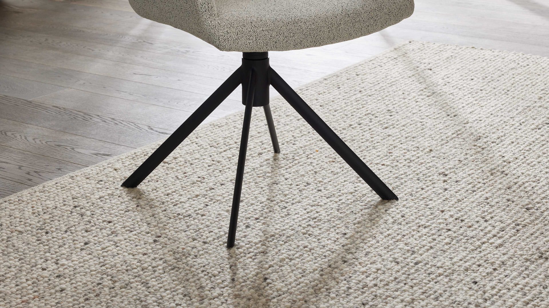 Polsterstuhl Interliving aus Stoff in Weiß Interliving Esszimmer Serie 5118 – Armlehnstuhl mit Drehfunktion champagnerfarbener Bouclé Elegant wish E07 & mattschwarzes Eisen