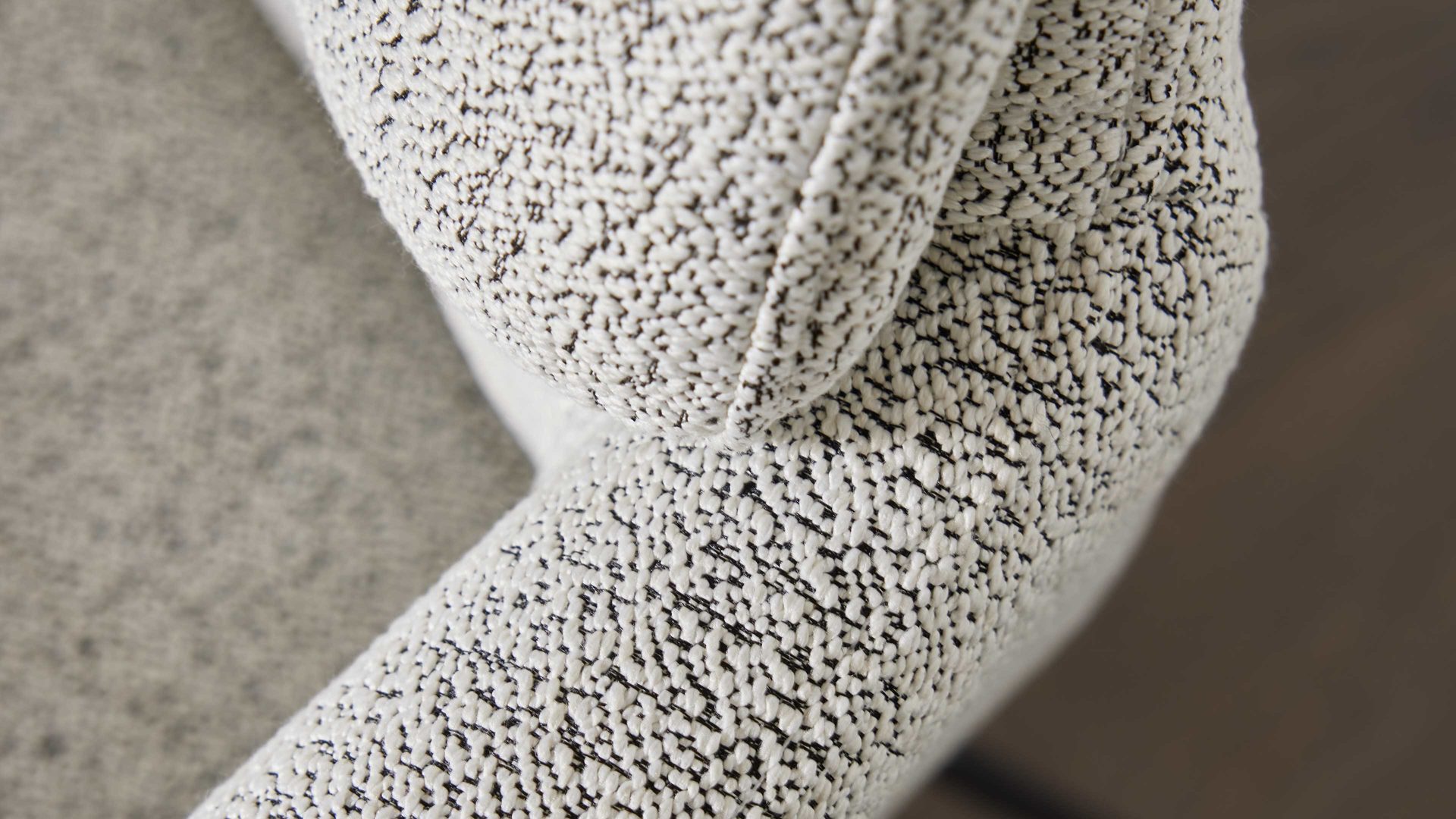 Polsterstuhl Interliving aus Stoff in Weiß Interliving Esszimmer Serie 5118 – Armlehnstuhl mit Move & Turn champagnerfarbener Bouclé Elegant wish E07 & mattschwarzes Eisen