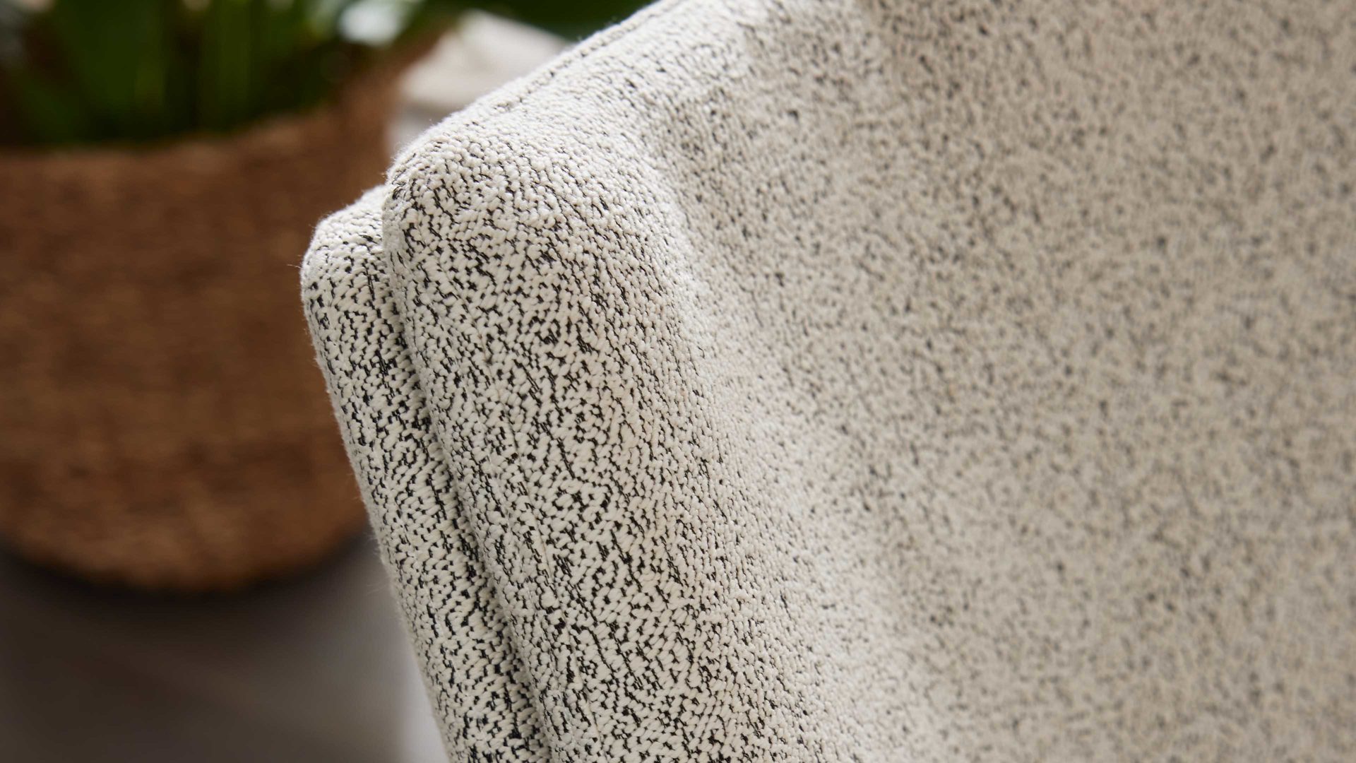 Polsterstuhl Interliving aus Stoff in Weiß Interliving Esszimmer Serie 5118 – Armlehnstuhl 2362 mit Drehfunktion champagnerfarbener Bouclé Elegant wish E07 & mattschwarzes Eisen