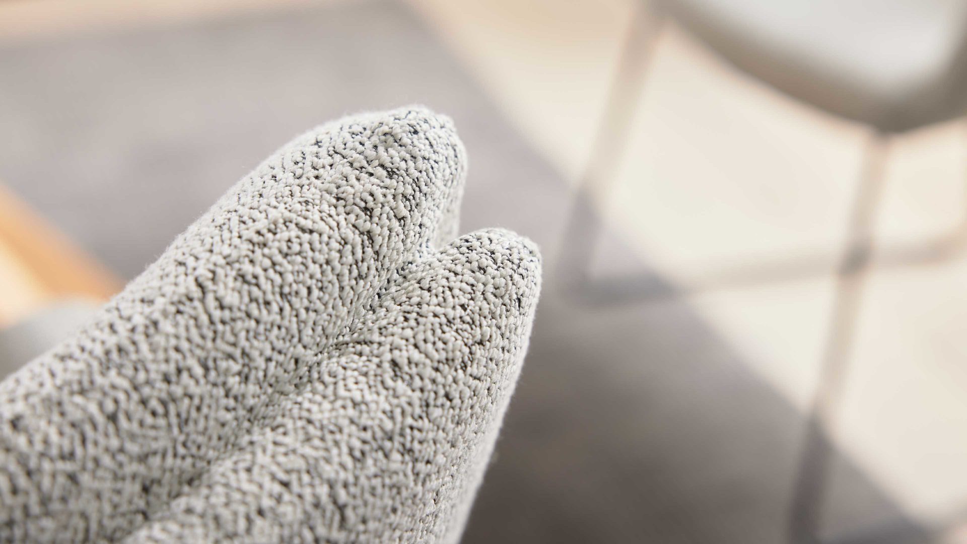 Polsterstuhl Interliving aus Stoff in Weiß Interliving Esszimmer Serie 5118 – Armlehnstuhl mit Move & Turn champagnerfarbener Bouclé Elegant wish E07 & mattschwarzes Eisen