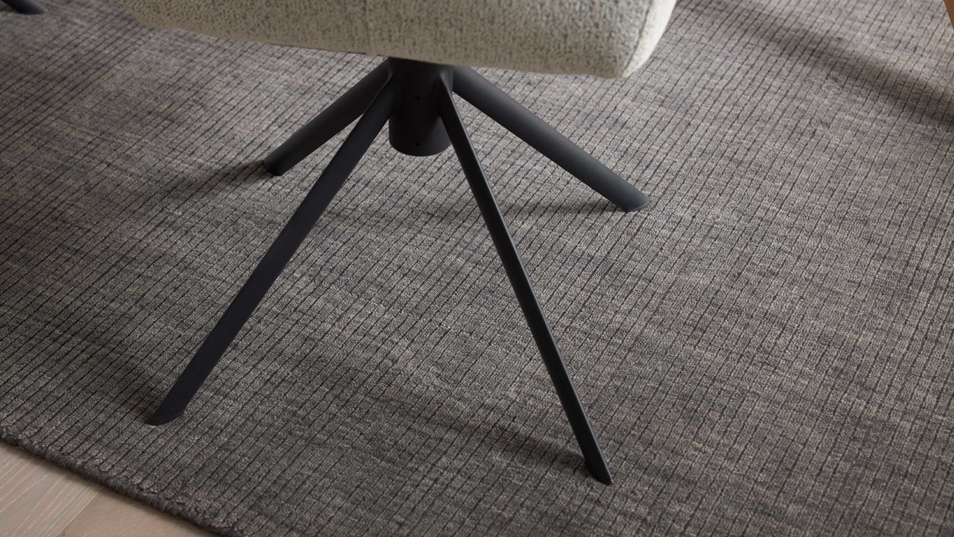 Polsterstuhl Interliving aus Stoff in Weiß Interliving Esszimmer Serie 5118 – Armlehnstuhl 2362 mit Drehfunktion champagnerfarbener Bouclé Elegant wish E07 & mattschwarzes Eisen