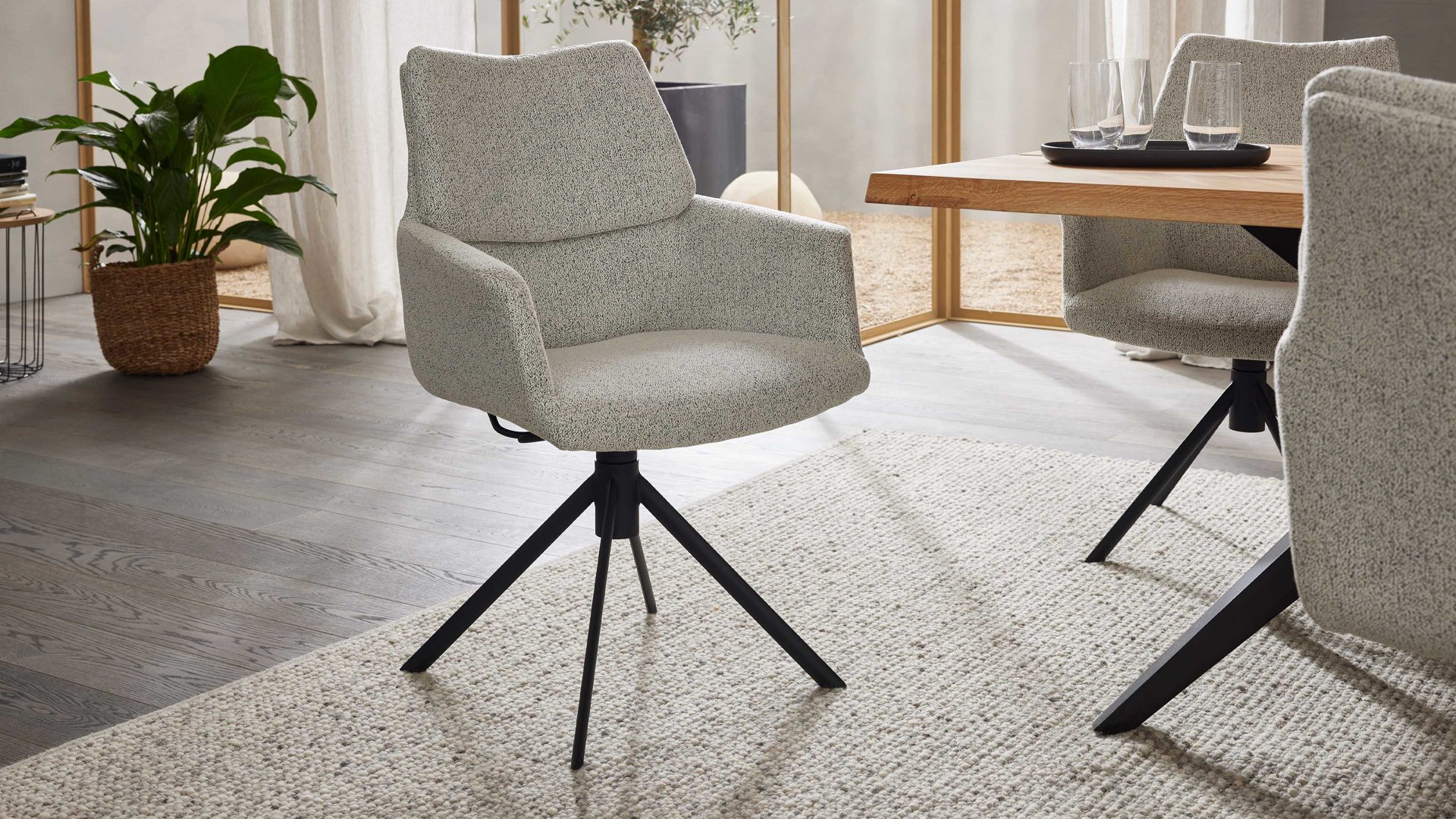 Polsterstuhl Interliving aus Stoff in Weiß Interliving Esszimmer Serie 5118 – Armlehnstuhl mit Move & Turn champagnerfarbener Bouclé Elegant wish E07 & mattschwarzes Eisen