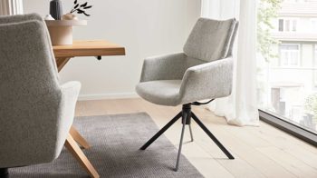 Polsterstuhl Interliving aus Stoff in Weiß Interliving Esszimmer Serie 5118 – Armlehnstuhl mit Move & Turn champagnerfarbener Bouclé Elegant wish E07 & mattschwarzes Eisen