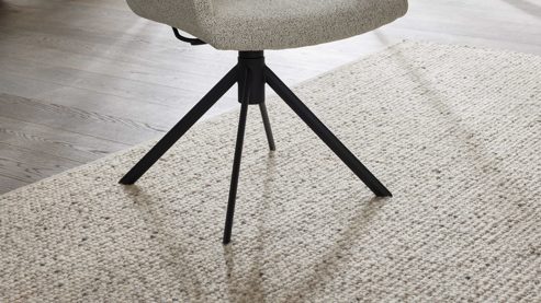 Polsterstuhl Interliving aus Stoff in Weiß Interliving Esszimmer Serie 5118 – Armlehnstuhl 2372 Move & Turn champagnerfarbener Bouclé Elegant wish E07 & mattschwarzes Eisen