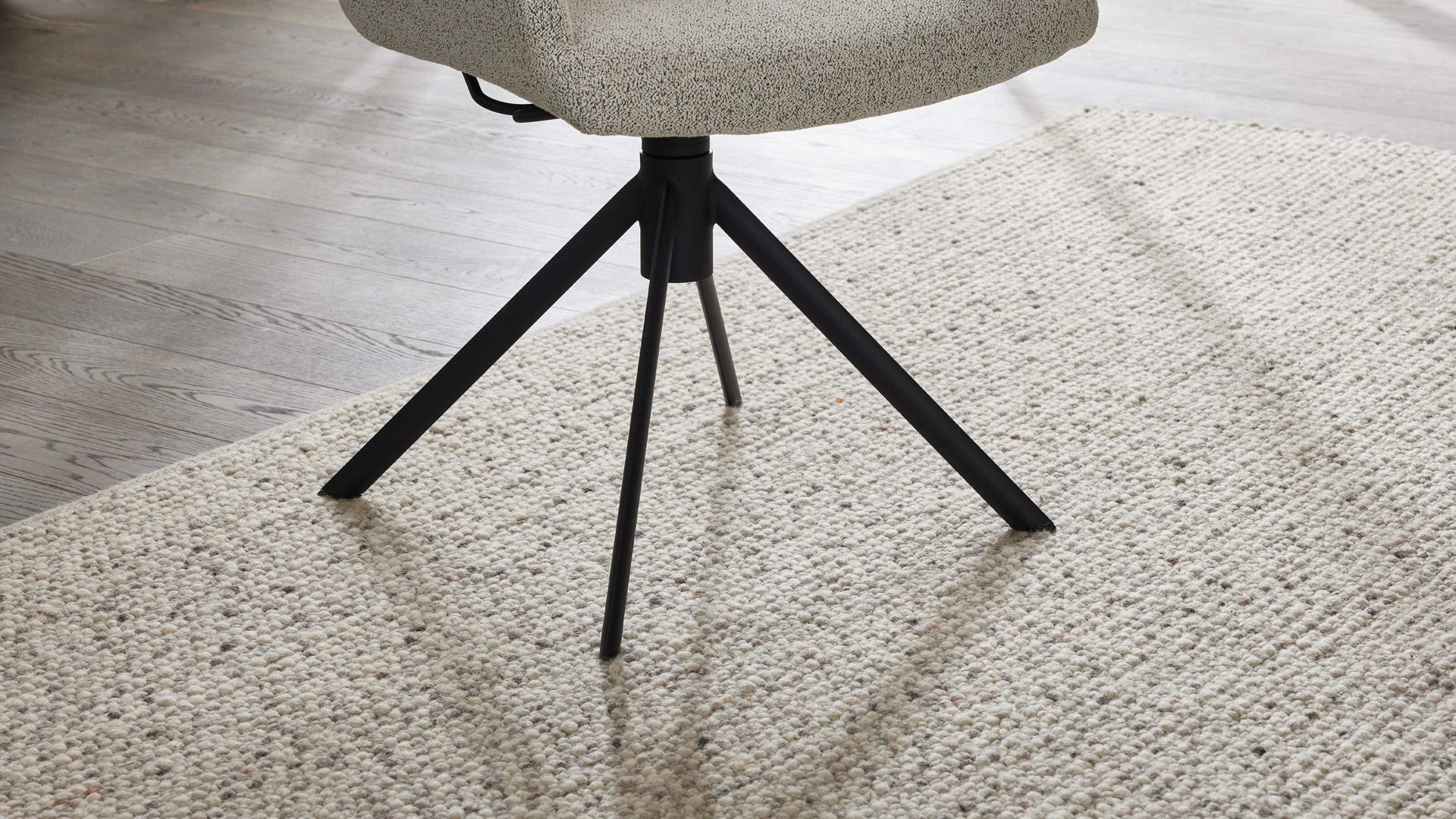 Polsterstuhl Interliving aus Stoff in Weiß Interliving Esszimmer Serie 5118 – Armlehnstuhl mit Move & Turn champagnerfarbener Bouclé Elegant wish E07 & mattschwarzes Eisen