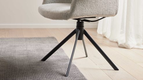 Polsterstuhl Interliving aus Stoff in Weiß Interliving Esszimmer Serie 5118 – Armlehnstuhl 2372 Move & Turn champagnerfarbener Bouclé Elegant wish E07 & mattschwarzes Eisen