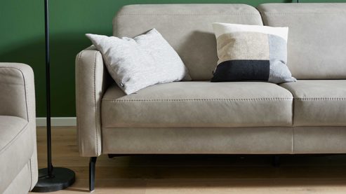 2,5-Sitzer Interliving aus Leder in Grau Interliving Sofa Serie 4065 – 2,5-Sitzer kieselfarbenes Leder Cloudy gravel & schwarze Metallfüße – Länge ca. 210 cm