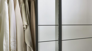 Kleiderschrank Interliving aus Holz in Weiß Interliving Kleiderschrank Serie 1207 – Schwebetürenschrank 913007 weißer Mattlack – zwei Türen, Breite ca. 212 cm