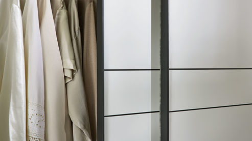 Kleiderschrank Interliving aus Holz in Weiß Interliving Kleiderschrank Serie 1207 – Schwebetürenschrank weißer Mattlack – zwei Türen, Breite ca. 212 cm